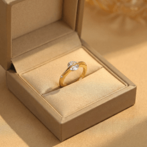 Nhẫn Vàng Thiết Kế Có Thể Xoay Phủ Đính Đá Tạo Hiệu Ứng Ánh Sáng Nổi Bật