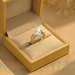 Nhẫn Vàng Thiết Kế Lệch Tâm Lấy Cảm Hứng Không Gian Phủ Đính Đá