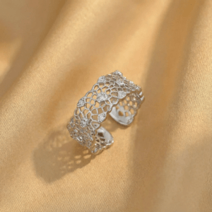 Nhẫn Phong Cách Ý Cổ Điển Họa Tiết Tổ Ong Dạng Rỗng Phủ Đính Đá