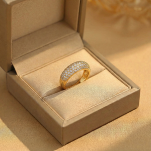 Nhẫn Vàng Phong Cách Cổ Điển Bản Tròn Phủ Đính Đá Dạng Ánh Sao